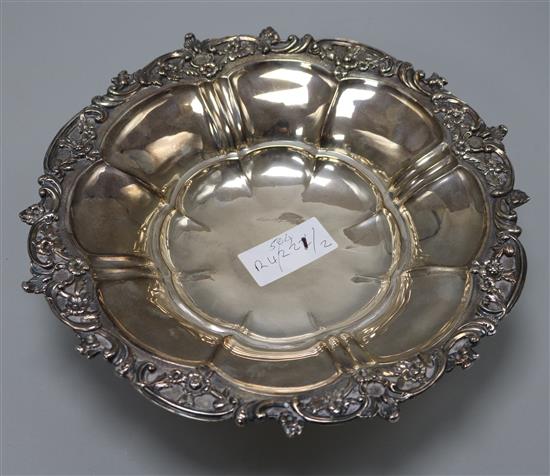 A William IV silver pedestal fruit bowl, Robert Hennell II, London, 1825, 19.5 oz.